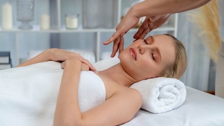 <b>Скидка до 54%.</b> Косметический, миофасциальный, лимфодренажный или массаж лица кобидо в студии Neon Lazer Bar