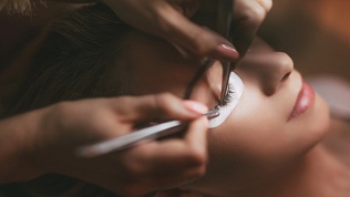 <b>Скидка до 60%.</b> Наращивание ресниц, архитектура и окрашивание бровей в салоне красоты Leal Вeauty