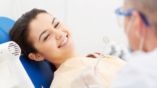 <b>Скидка до 55%.</b> Комплексная гигиена полости рта в стоматологии «Жемчуг»