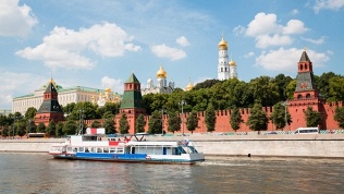 <b>Скидка до 10%.</b> Речная прогулка по центру Москвы от причала Киевский до парка Зарядье от судоходной компании «Мосфлот»