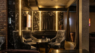 Всё меню кухни, напитки и паровые коктейли в лаундж-баре «Мята Platinum Одеон» со скидкой 30%