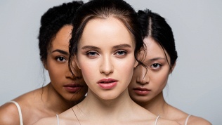 <b>Скидка до 54%.</b> Чистка, пилинг, фотоомоложение и микротоковая терапия лица, шеи и зоны декольте в салоне красоты «Ноэми»