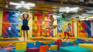 <b>Скидка до 30%.</b> Свободные прыжки на батуте в ТРЦ «Тау Галерея» в сети батутных комплексов «Полетайка»