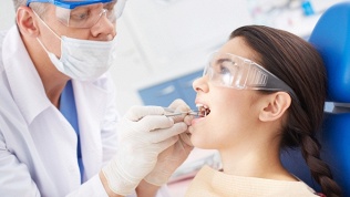 <b>Скидка до 65%.</b> Ультразвуковая чистка, чистка по системе AirFlow и полировка зубов, лечение кариеса и установка пломбы, эстетическая реставрация коронковой части зуба в стоматологии «Атмосфера красоты»