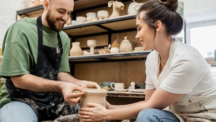 <b>Скидка до 32%.</b> Мастер-класс, свидание, проведение праздника или девичника в гончарной студии «Май»