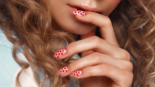 <b>Скидка до 31%.</b> Маникюр и педикюр с покрытием гель-лаком в салонах «Мона Лиза» и «Стиль»