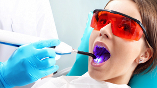 <b>Скидка до 54%.</b> Комплексное снятие зубных отложений «Оптимум», «Жемчужная», «Премиум» по системе AirFlow в стоматологической клинике «Альбус»