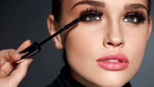 <b>Скидка до 60%.</b> Архитектура и окрашивание бровей, ламинирование или наращивание ресниц в салоне красоты Beauty Code