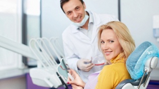 <b>Скидка до 83%.</b> Гигиена полости рта, отбеливание по технологии Amazing White и лечение кариеса с установкой пломбы в клинике «Элика Дент»