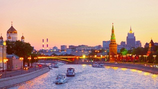 <b>Скидка до 50%.</b> Билет на кремлевскую ночную прогулку по Москве-реке от причала «Киевский вокзал» от компании Flyriver