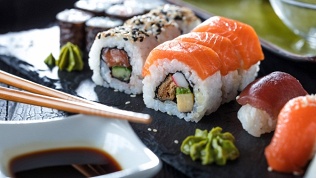 Все суши, роллы и пицца без ограничения суммы чека в караоке-баре 2B со скидкой 50%