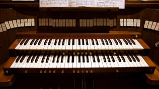 <b>Скидка 40%.</b> Билет на концерт «От Баха до Циммера. Неоклассика. Вечер при свечах» от компании Inside Group Production со скидкой 40%