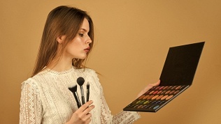 <b>Скидка до 60%.</b> Курсы «Сам себе визажист», «Комплексный уход за лицом и телом» или мастер-классы по макияжу в школе макияжа Pudra