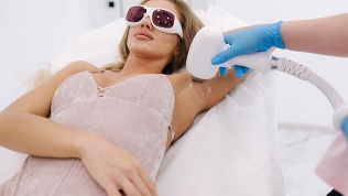 <b>Скидка до 96%.</b> Разовое или безлимитное посещение сеансов лазерной эпиляции лица и тела в центре красоты и здоровья «Ноэми»