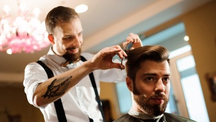 <b>Скидка до 60%.</b> Мужская стрижка и оформление бороды в барбершопе Boogi Woo