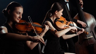 <b>Скидка до 30%.</b> Билет на симфонический концерт классической музыки «От Чайковского до Эйнауди» на исторической площадке «Иллюзион» от концертно-продюсерского центра Artemusicum со скидкой 30%