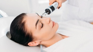 <b>Скидка до 83%.</b> Пилинги, чистки лица и микротоки от косметологической клиники «Белла Елена»