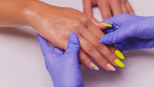 <b>Скидка до 56%.</b> Маникюр и педикюр с покрытием гель-лаком в салоне красоты «Анюта»