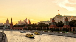 <b>Скидка до 10%.</b> Билет на музыкальный круиз «Вечерняя Москва» с живой музыкой, ужином или без, видом на Кремль и Парящий мост парка «Зарядье» на люкс-теплоходе «Соболь» от судоходной компании «Августина»