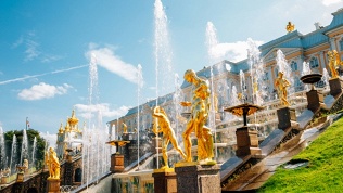 <b>Скидка 15%.</b> Автобусный сборный тур из Москвы «Брызги фонтанов, гранит крепостей и моря солёный ветер» от туроператора «Невские сезоны» (33 065 руб. вместо 38 900 руб.)