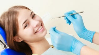 <b>Скидка до 40%.</b> Ультразвуковая чистка зубов, аппаратная чистка зубов воздухом (AirFlow) с полировкой и покрытием фторлаком в клинике «Илатан»