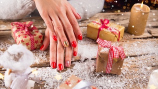 <b>Скидка до 51%.</b> Маникюр и педикюр с покрытием гель-лаком в студии красоты «МАК.И»