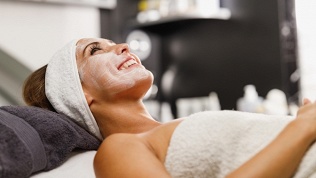 <b>Скидка до 77%.</b> Чистка или пилинг лица в косметологическом кабинете Виктории