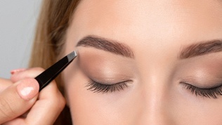 <b>Скидка до 31%.</b> Архитектура бровей, окрашивание или ламинирование бровей и ресниц в студии «Плюмерия»