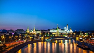 <b>Скидка 10%.</b> Билет на вечерний круиз «Танцуют все» с живой музыкой в стиле диско на теплоходе от Кремля от судоходной компании «Августина» (1440 руб. вместо 1600 руб.)