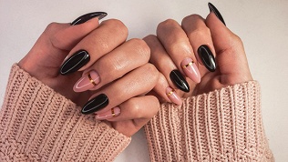 <b>Скидка до 65%.</b> Маникюр и педикюр с покрытием гель-лаком от мастера Ирины Соколовской