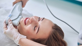 <b>Скидка до 32%.</b> Чистка лица, вакуумный гидропилинг и PRX-T33, BioRePeelCl3, SMAS-лифтинг, карбокситерапия, лечение акне и постакне или биоревитализация в «МЦ Косметология»