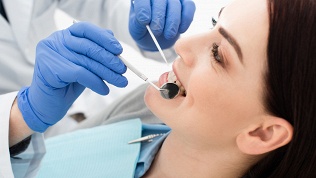 <b>Скидка до 55%.</b> Гигиеническая чистка зубов в стоматологической клинике «Доверие»