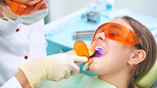 <b>Скидка до 67%.</b> Ультразвуковая чистка зубов, чистка зубов по системе AirFlow и лечение кариеса в стоматологической клинике «Мээрим»