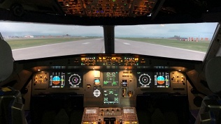 <b>Скидка 40%.</b> 30-минутный полет на авиатренажерах Boeing 737 Max, Airbus A320 или Ми-8МТВ-2 от клуба «Сим Дрим»