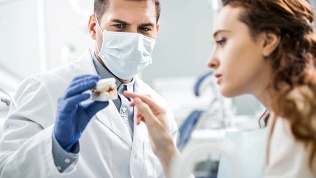 <b>Скидка до 50%.</b> Установка коронки или протезирование зубов в стоматологической клинике Tvoi Stom