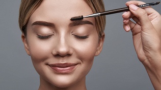 <b>Скидка до 82%.</b> Онлайн-доступ к курсу по макияжу, уходу за бровями, восковой депиляции, созданию причесок или косметологии от школы красоты Beauty