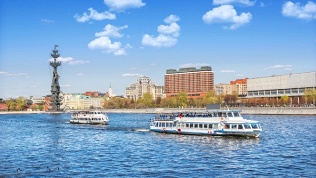 <b>Скидка до 15%.</b> Билет на круговую речную прогулку от причала «Китай-город» на комфортабельном теплоходе «Флагман»