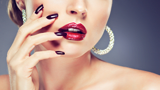 <b>Скидка до 60%.</b> Маникюр и педикюр c покрытием гель-лаком в студии Glow Nails