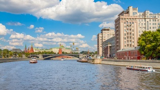 <b>Скидка до 10%.</b> Билет на прогулку по Москве-реке «От Воробьевых гор до Кремля» на теплоходе «Августина» от судоходной компании «Августина»