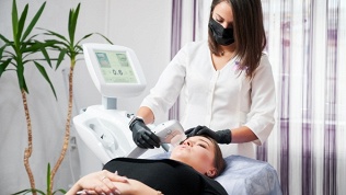 <b>Скидка до 73%.</b> Ультразвуковая или комплексная чистка лица, SMAS-лифтинг, биоревитализация в салоне красоты «Лидеаль»