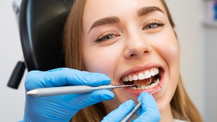 <b>Скидка до 40%.</b> Ультразвуковая чистка, аппаратная чистка зубов воздухом с полировкой и покрытием фторлаком в клинике «Илатан»