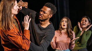 <b>Скидка до 40%.</b> Билет на премьеру классического спектакля «Ревизор» от театра Черкасова со скидкой 40%