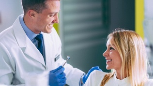 <b>Скидка до 76%.</b> Ультразвуковая чистка зубов и по технологии AirFlow, лечение кариеса и удаление зуба в стоматологической клинике Tvoi Stom