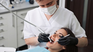 <b>Скидка до 90%.</b> Комплексная гигиена полости рта, отбеливание зубов, лечение кариеса в международном центре имплантации и стоматологии Dentlike