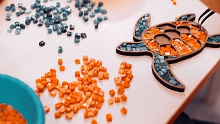 <b>Скидка до 51%.</b> Мастер-класс «Елочная игрушка из стеклянной мозаики» от студии Hardy Loft