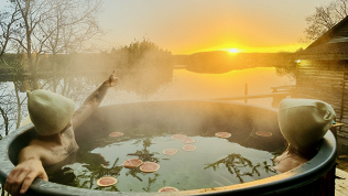 <b>Скидка до 35%.</b> Новогодний отдых с развлекательной программой, трехразовым питанием, посещением бани и банного чана в экоотеле «Киногородок»