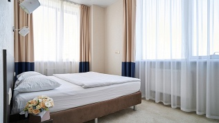 <b>Скидка до 30%.</b> Романтический отдых для двоих с завтраком и романтическим ужином в отеле «Коматек» (8680 руб. вместо 12 400 руб.)