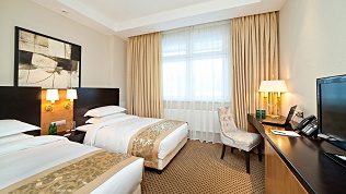 <b>Скидка до 30%.</b> Романтический отдых с завтраками, игристым напитком и шоколадным набором либо по системе «всё включено» в отеле «Гринвуд»