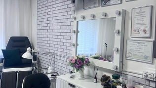 <b>Скидка до 32%.</b> Маникюр и педикюр с покрытием гель-лаком от мастера Алевтины