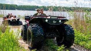 <b>Скидка до 40%.</b> Управление квадроциклом-бигфутом по программе «Знакомство с квадроциклом-бигфутом „Сокол Трофи“», «Прогулка», «Сафари» или «Лесная сказка» от компании «Клуб экспедиций»